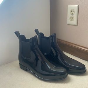 Women’s Black Shiny Chelsea Boots Size 8